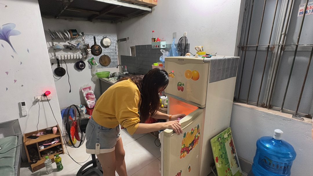 Female worker Doan Thi Thao rents a room in Bau village, Kim Chung commune, Dong Anh district, Hanoi. Photo: Bao Han