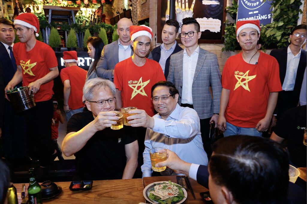 The Prime Minister invited Mr. Jensen Huang, Chairman of NVIDIA, to enjoy beer on Ta Hien Street. Photo: VGP