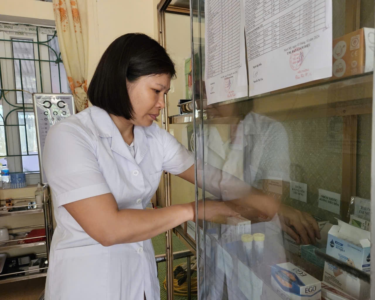 School health workers at public schools in Ninh Binh province hope to soon receive support according to the provisions of Decree 56. Photo: Nguyen Truong
