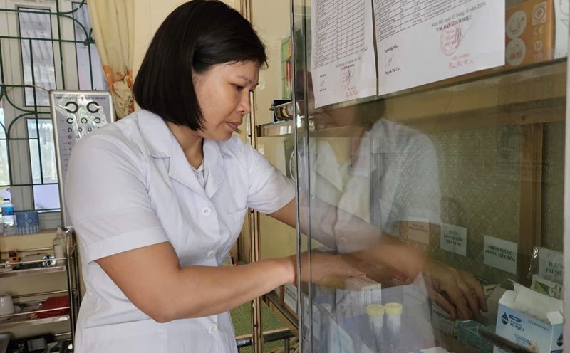 School health workers at public schools in Ninh Binh province hope to soon receive support according to the provisions of Decree 56. Photo: Nguyen Truong