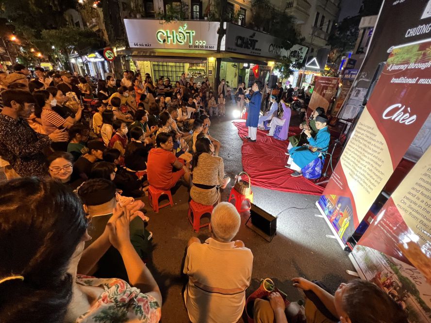 The art of rowing on a walking street in Hanoi. Photo: Hai Nguyen