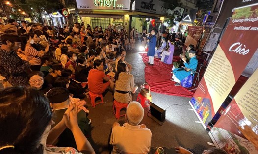 Nghệ thuật chèo trên phố đi bộ tại Hà Nội. Ảnh: Hải Nguyễn