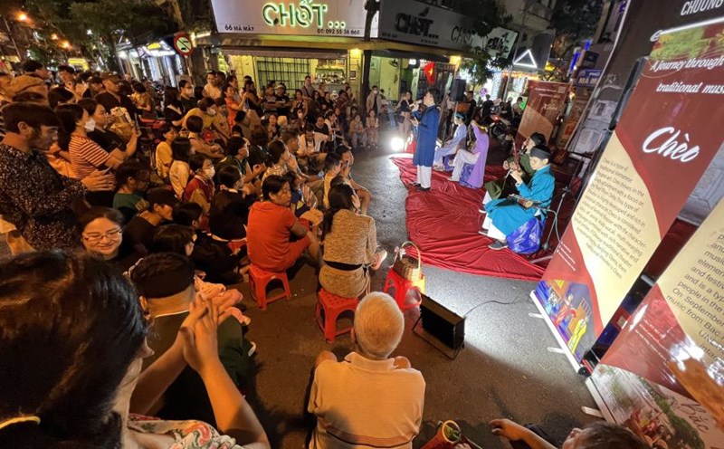 The art of rowing on a walking street in Hanoi. Photo: Hai Nguyen