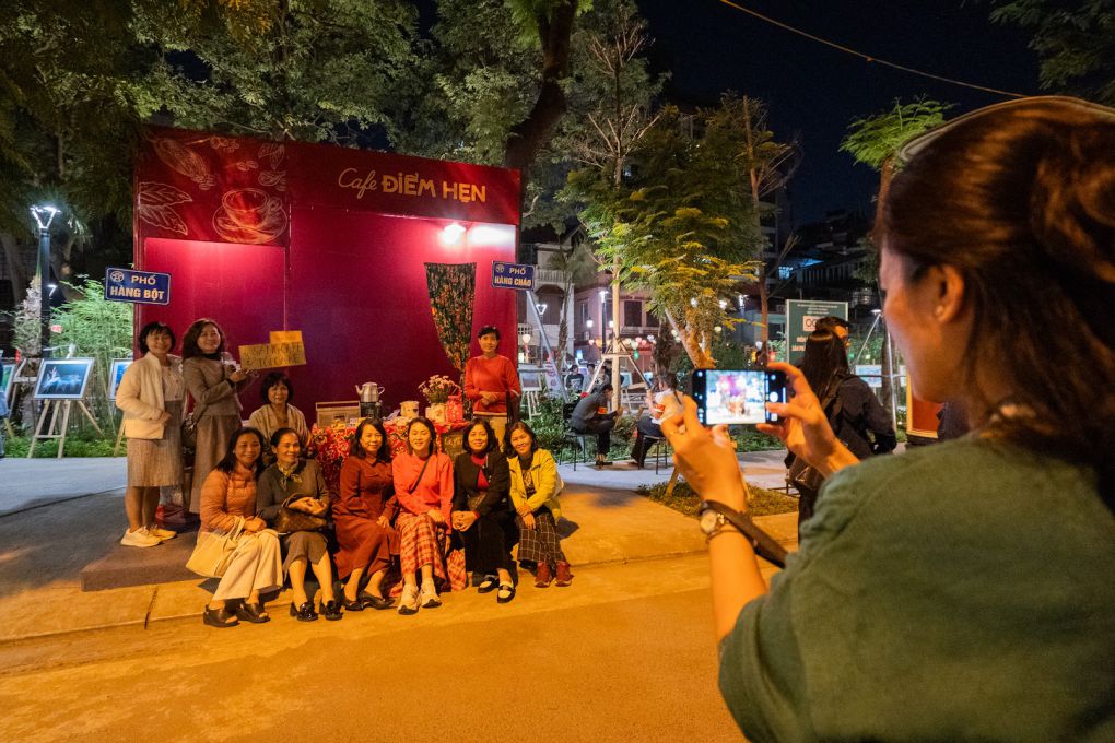 Tourists check in at the subsidized street at the Pearl Island Night Food Street - Ngu Xa (Ba Dinh) during the event "Truc Bach Night 2024". Photo: Hai Dang