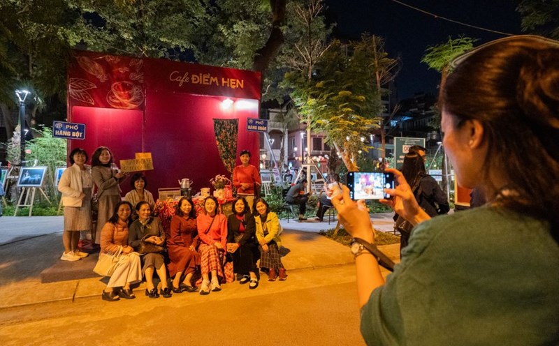 Tourists check in at the subsidized street at the Pearl Island Night Food Street - Ngu Xa (Ba Dinh) during the event "Truc Bach Night 2024". Photo: Hai Dang