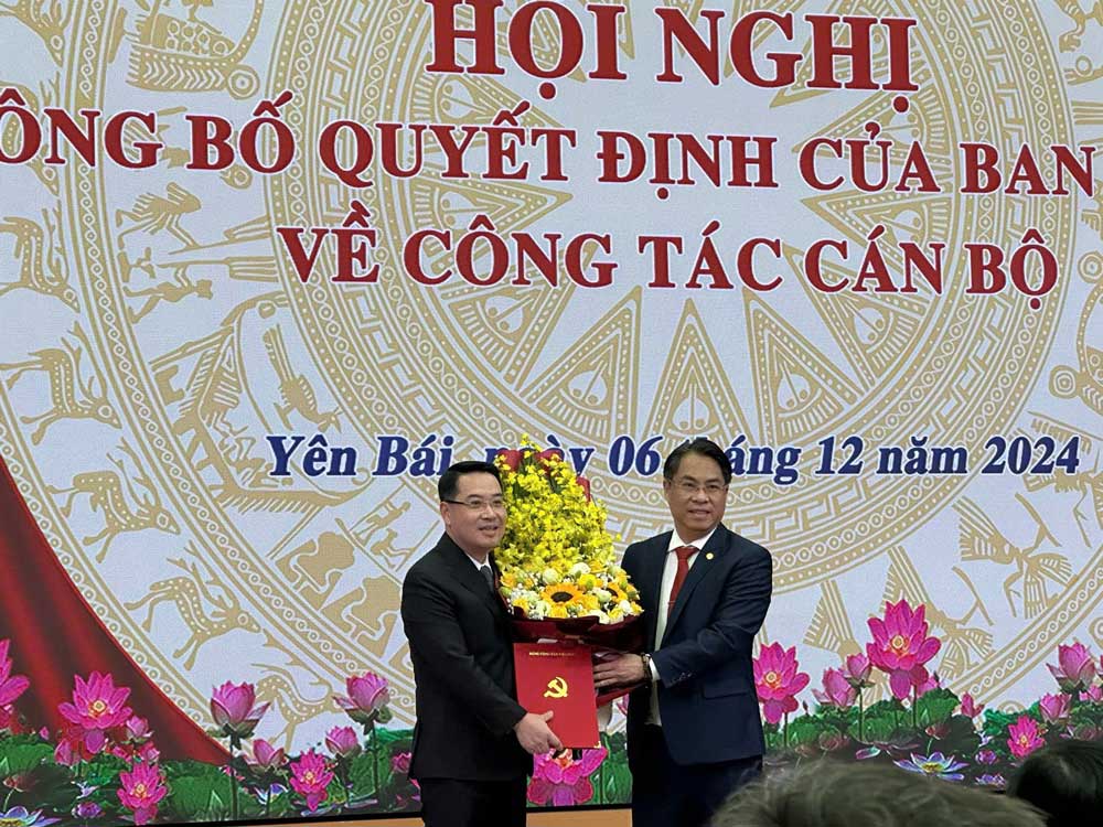 New Deputy Secretary of Yen Bai Provincial Party Committee (left) at the decision announcement ceremony. Photo: Tran Bui