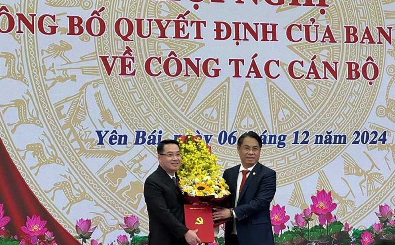 New Deputy Secretary of Yen Bai Provincial Party Committee (left) at the decision announcement ceremony. Photo: Tran Bui