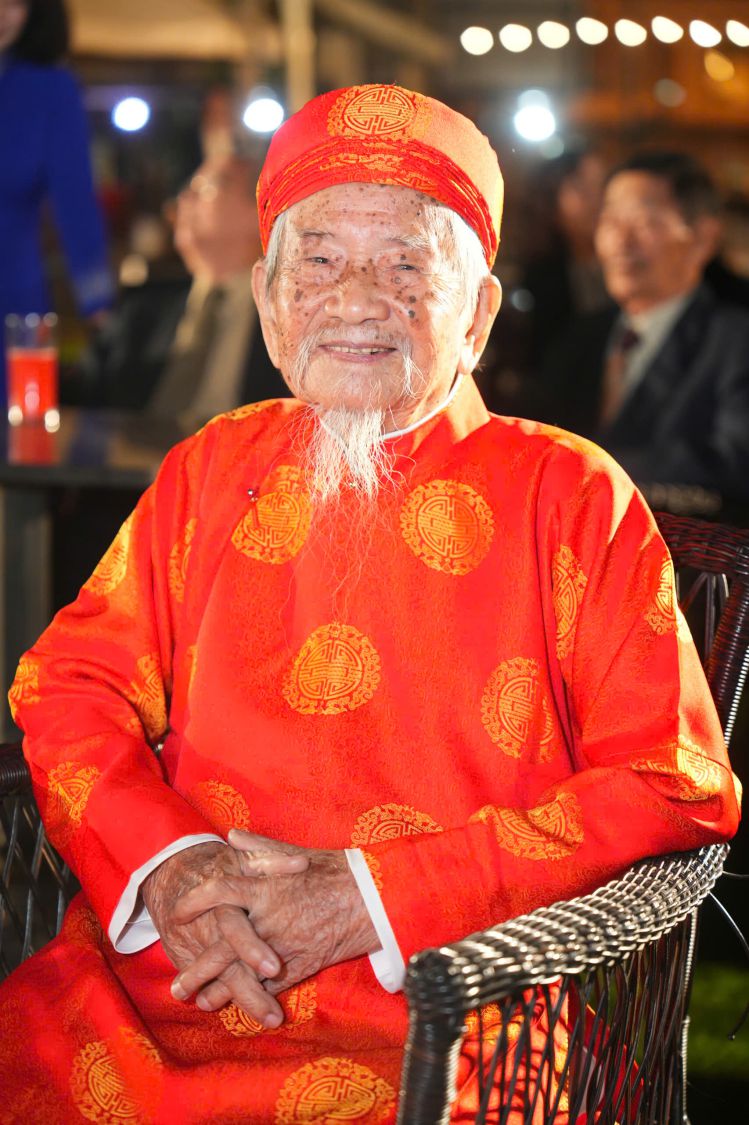 Author Nguyen Dinh Tu at the 7th National Book Awards ceremony. Photo: Phu Hung