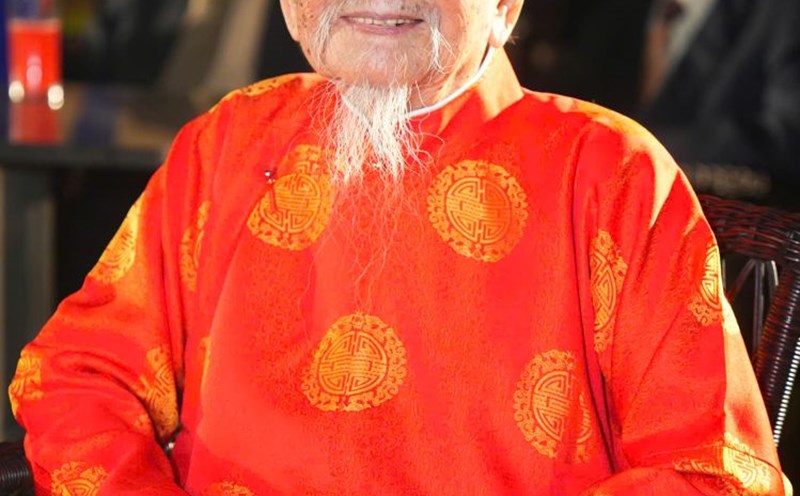 Author Nguyen Dinh Tu at the 7th National Book Awards ceremony. Photo: Phu Hung