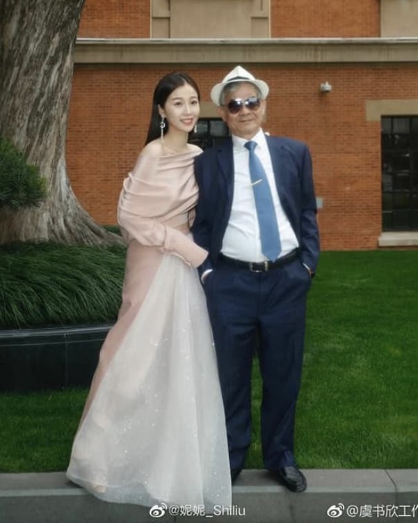 Ong noi Ngu Thu Han luon ung ho su nghiep cua chau gai. Anh: Weibo