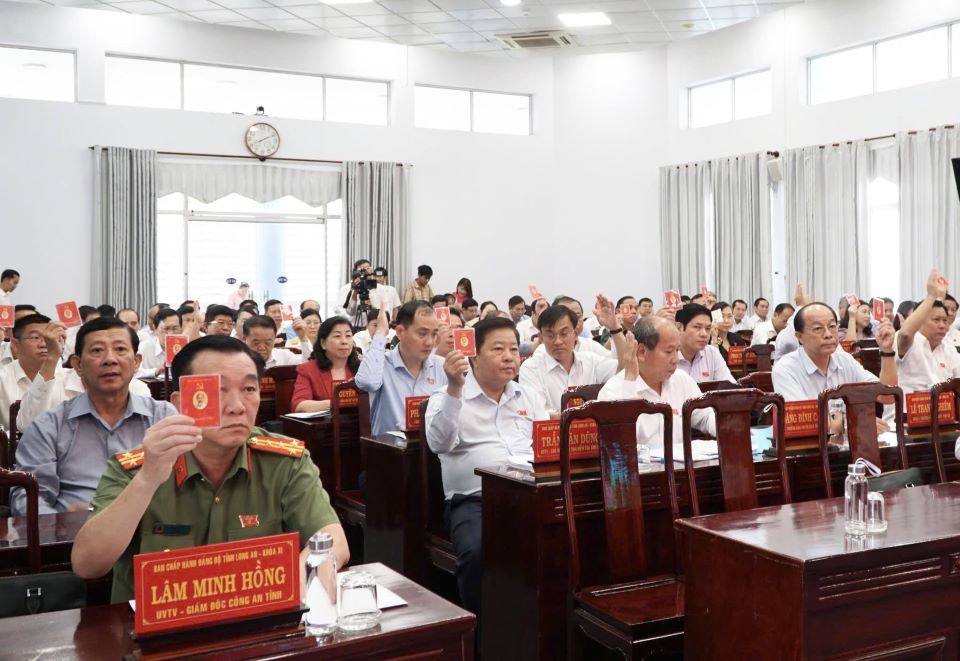 Delegates vote at the 18th Conference of the Long An Provincial Party Executive Committee. Photo: Long An Provincial Party Committee