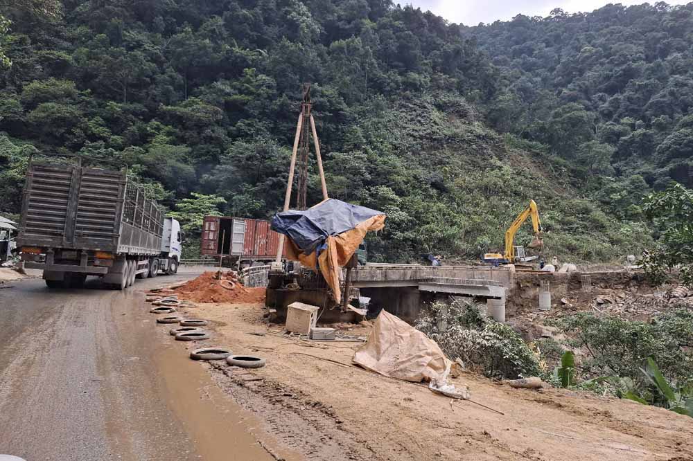 Quoc lo 8A tai Huong Son, Ha Tinh dang thi nang cap, mo rong cung anh huong den luu thong cua phuong tien qua Cua khau Cau Treo. Anh: Tran Tuan.