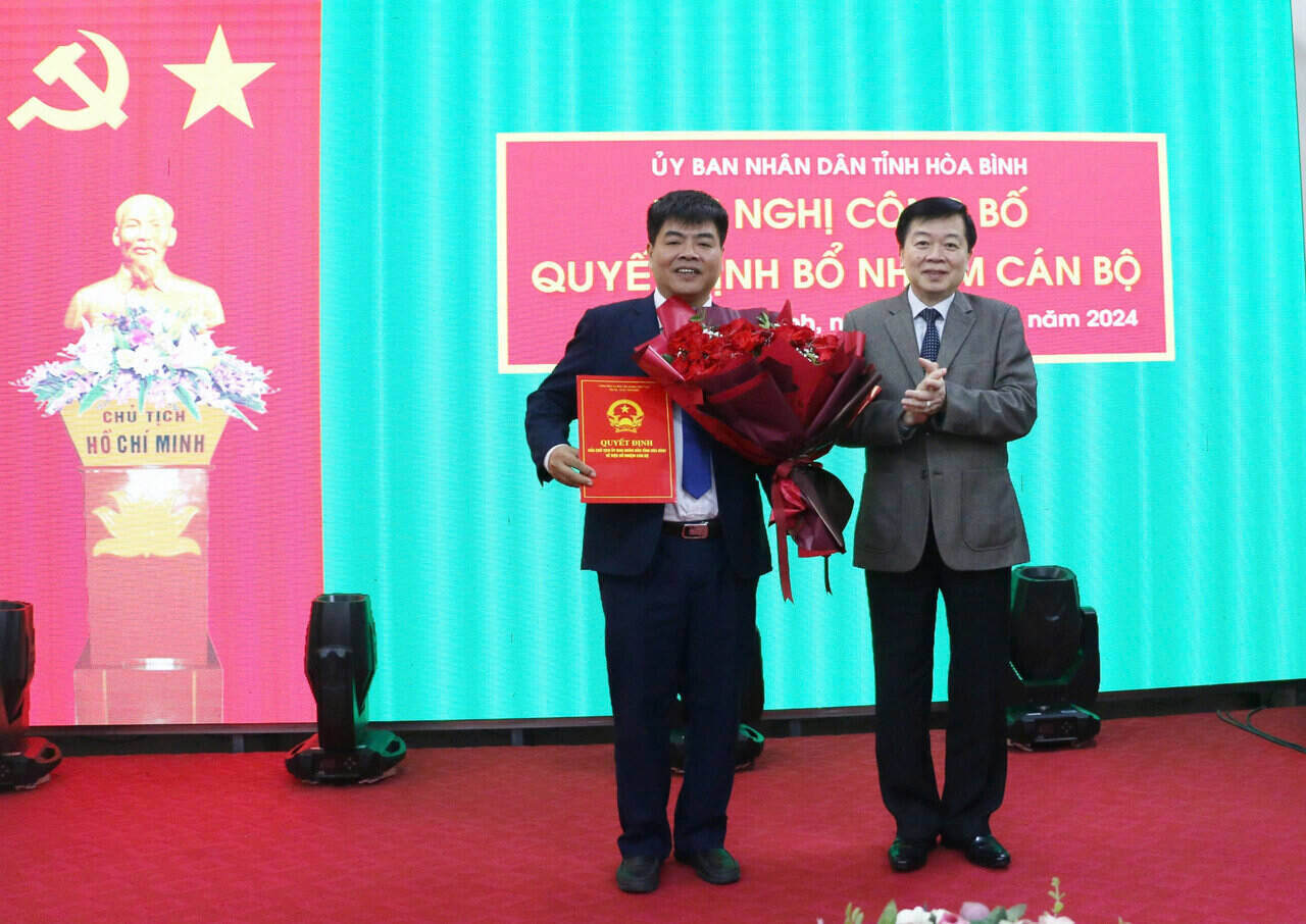 Mr. Nguyen Van Tien was appointed as Director of Hoa Binh Province Radio and Television Station. Photo: Le Hue