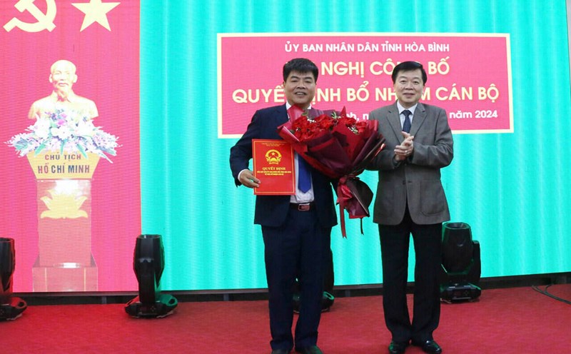 Mr. Nguyen Van Tien was appointed as Director of Hoa Binh Province Radio and Television Station. Photo: Le Hue