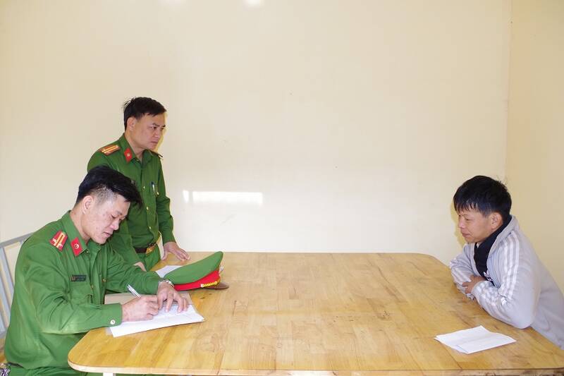 Công an thị xã Duy Tiên (tỉnh Hà Nam) lấy lời khai đối tượng trong vụ mua ma túy từ Điện Biên về Hà Nam tiêu thụ. Ảnh: Công an tỉnh Hà Nam 
