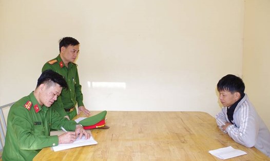 Công an thị xã Duy Tiên (tỉnh Hà Nam) lấy lời khai đối tượng trong vụ mua ma túy từ Điện Biên về Hà Nam tiêu thụ. Ảnh: Công an tỉnh Hà Nam