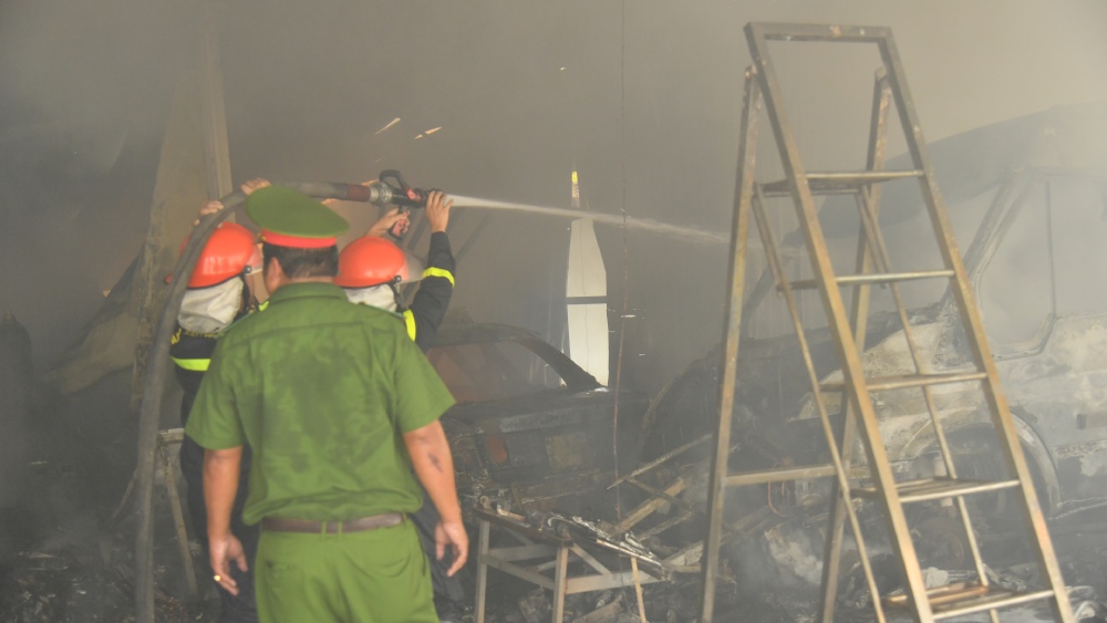Scene of a car garage fire in Rach Gia City. Photo: Phuong Vu