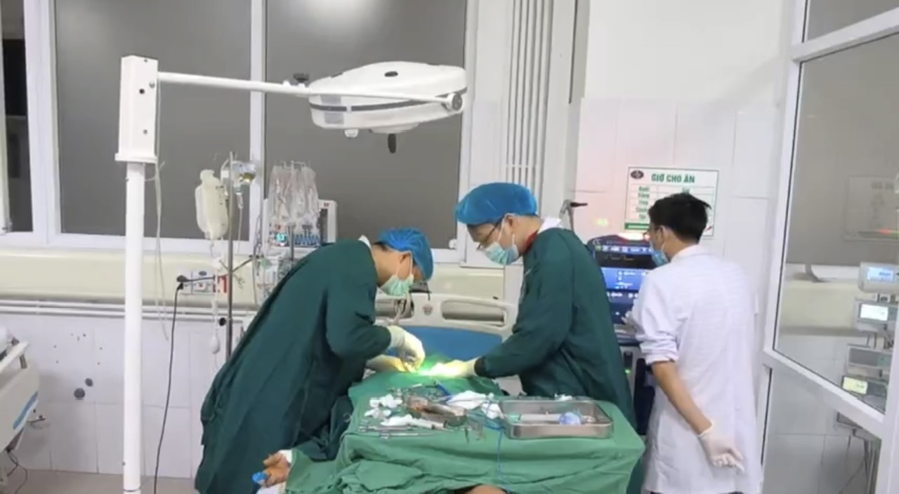 Doctor opens endotracheal tube to insert ventilator for patient with tetanus. Photo: Thanh Dang