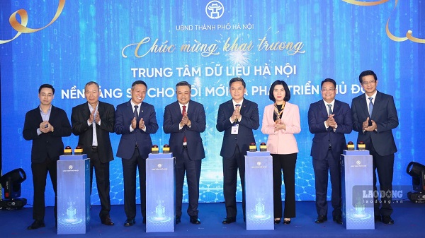 Lãnh đạo UBND TP Hà Nội ấn nút khai trương Trung tâm Dữ liệu chính tại Khu Công nghệ cao Hòa Lạc. Ảnh: Khánh Phú
