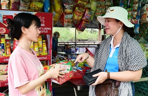 Chuong trinh _Nestle dong hanh cung phu nu_ giup cac chi em phu nu tai Soc Trang duoc tiep can co hoi nang cao kien thuc, ky nang cung nhu tao lap sinh ke ben vung. Anh: Nestle