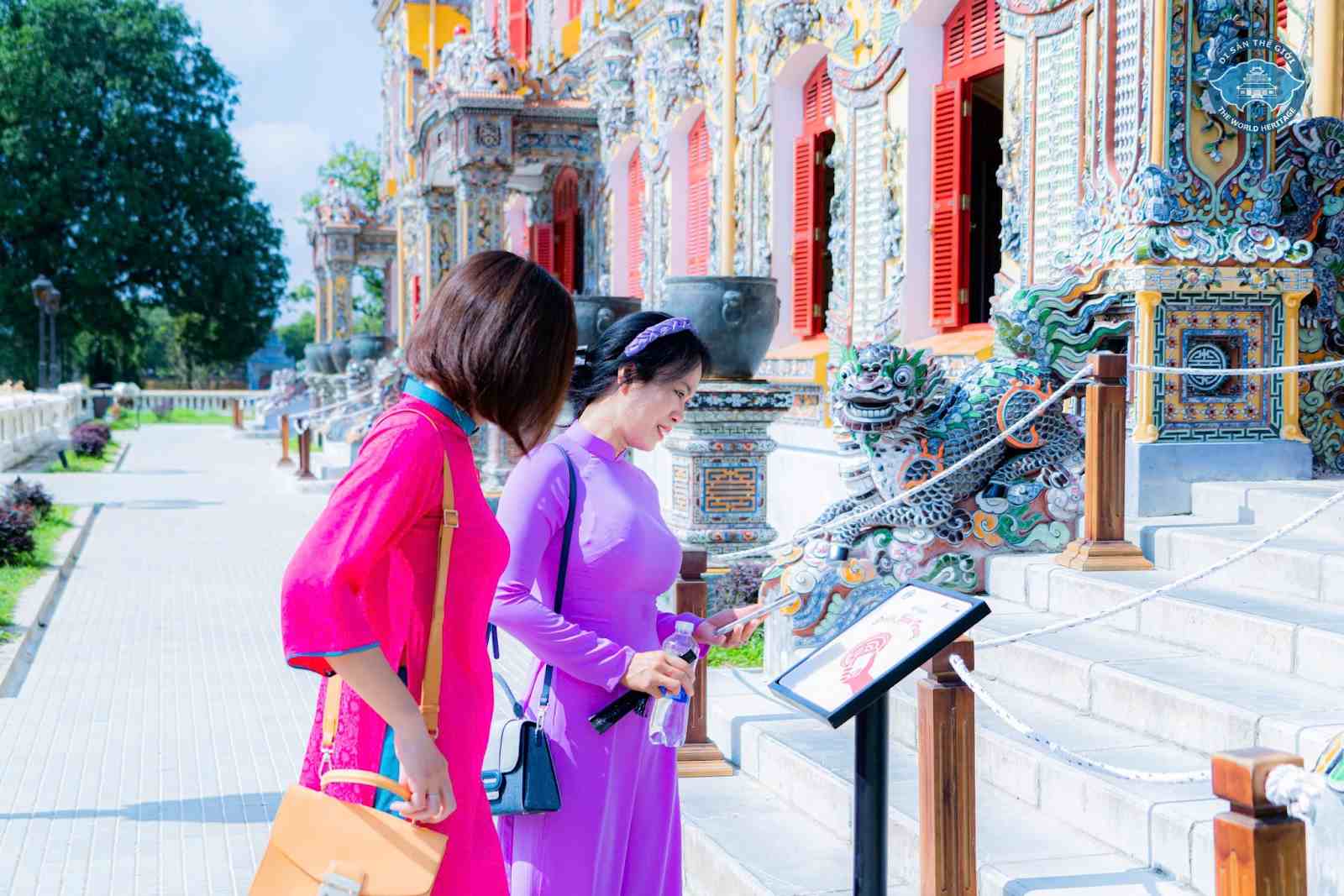 Visitors experience the Smart Interactive Station at Hue Imperial City. Photo: Hue Monuments Conservation Center