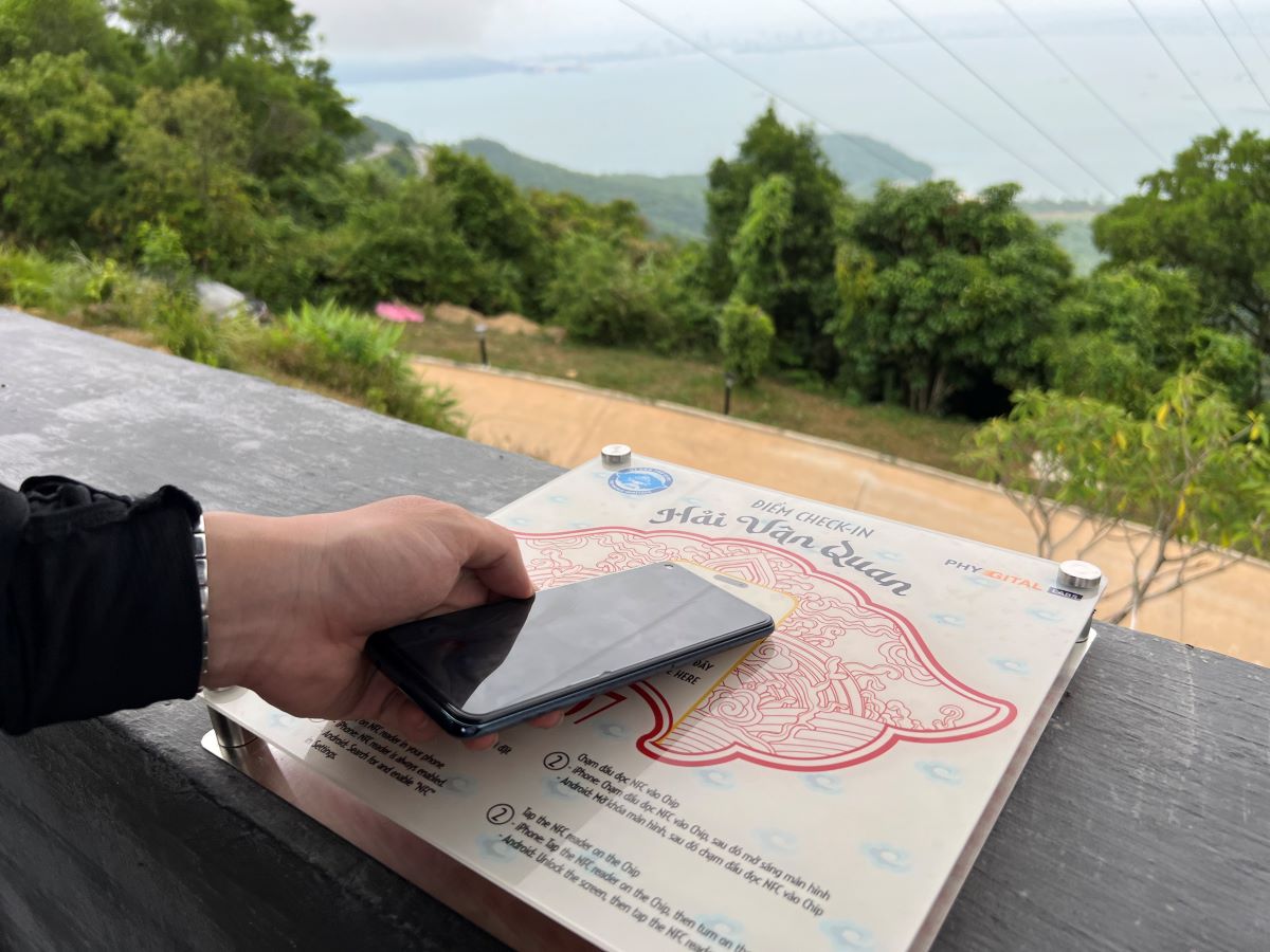 Cham de ket noi cau chuyen van hoa lich su cua moi dia diem qua tram tuong tac thong minh. Anh: Trung tam Bao ton Di tich Co do Hue 