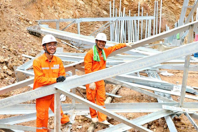 Mr. Nguyen Dinh Dien - Deputy Head of General Management Team 1, Luong Son Power Company (right, wearing a scarf) during the reinforcement of support for construction and installation of 500kV line circuit 3 in Quynh Luu, Nghe An. Photo: Minh Chuyen