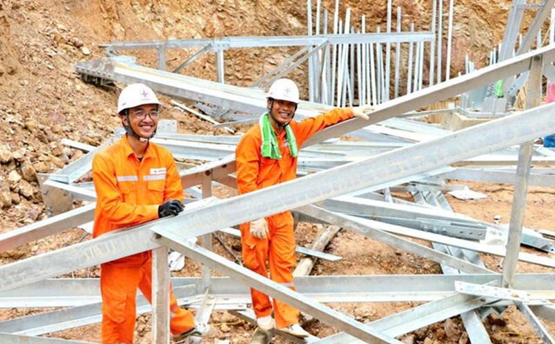 Mr. Nguyen Dinh Dien - Deputy Head of General Management Team 1, Luong Son Power Company (right, wearing a scarf) during the reinforcement of support for construction and installation of 500kV line circuit 3 in Quynh Luu, Nghe An. Photo: Minh Chuyen