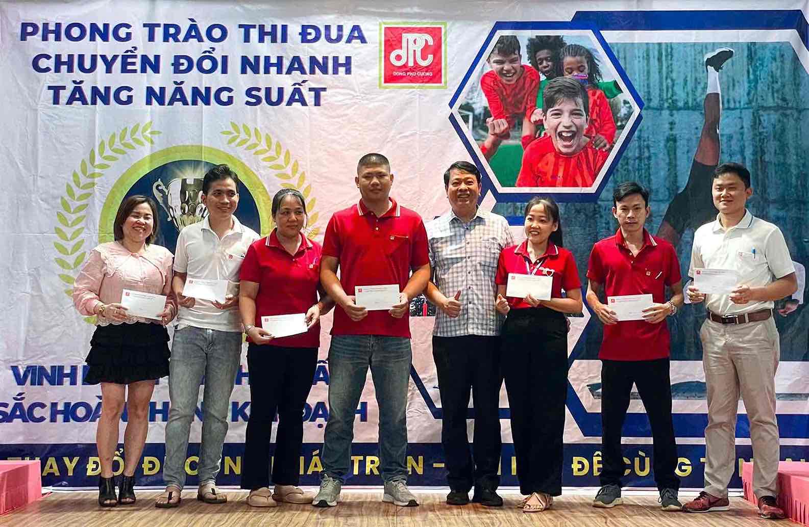 Representatives of the company's Trade Union honored and awarded the collectives. Photo: Dong Phu Cuong Joint Stock Company's Trade Union
