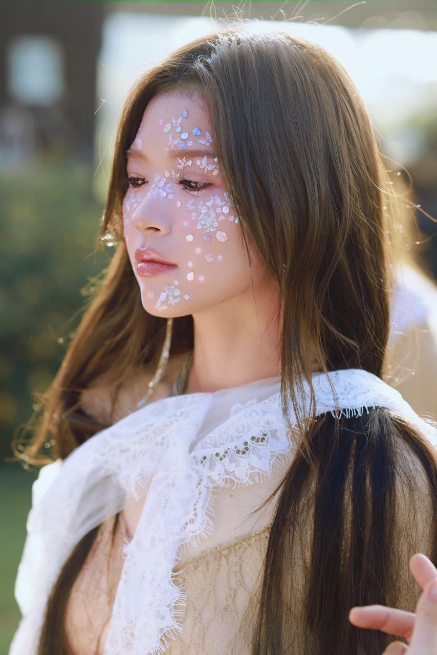 Truoc nay, SUNI kha kin tieng chuyen tinh cam. Chinh vi the, nhieu y kien thac mac rang “Doi em duoc khong” co phai la loi nhan nhu cua SUNI den ai do, nu ca si phan hoi: “Neu noi den nhan gui thi album sap toi se la mot buc thu dai”.