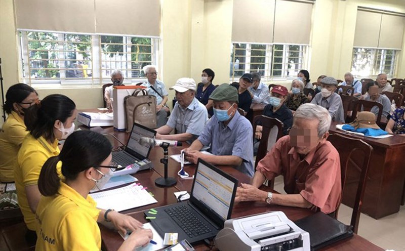 A pension payment point in Hanoi. Illustration photo: Huong Nha