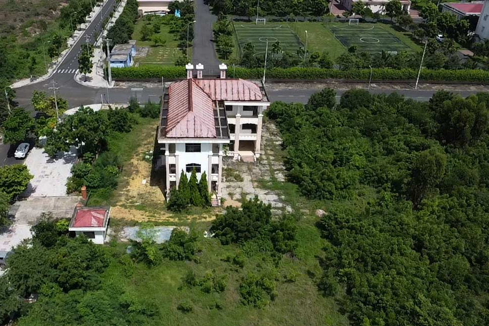 The headquarters of the Center for Animal Breeding and Technique in Tuy Hoa City has been abandoned for many years. Photo: Ngan Ha