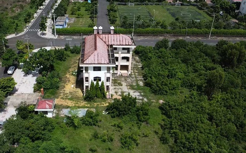 The headquarters of the Center for Animal Breeding and Technique in Tuy Hoa City has been abandoned for many years. Photo: Ngan Ha