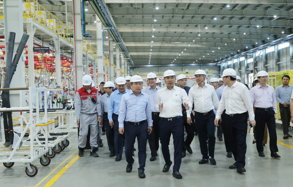 Mr. Vu Dai Thang - Member of the Party Central Committee, Secretary of Quang Ninh Provincial Party Committee - inspected the progress of Thanh Cong Viet Hung Automobile Factory project. Photo: Thu Chung