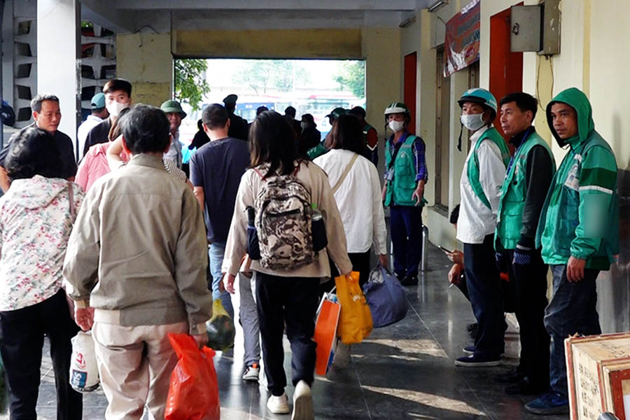 Points to note if Hanoi "locks" motorbike taxi drivers to wear work cards