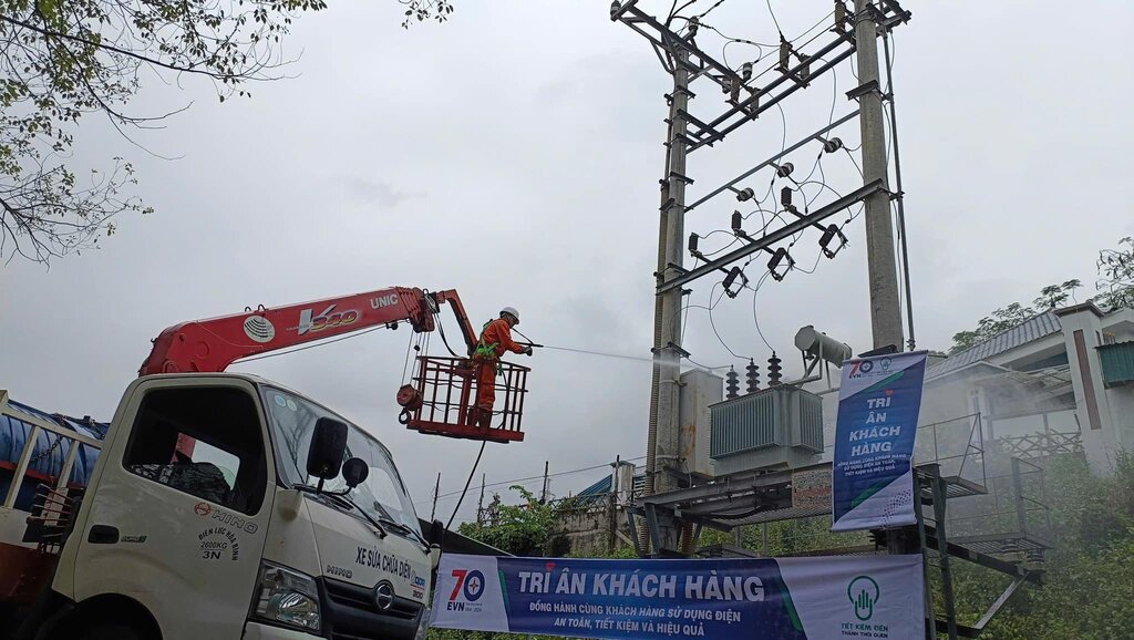 Mien phi lap dat cong to, ve sinh tram bien ap cho cac doanh nghiep la mot trong nhieu hoat dong trong thang “Tri an khach hang” cua PC Hoa Binh.