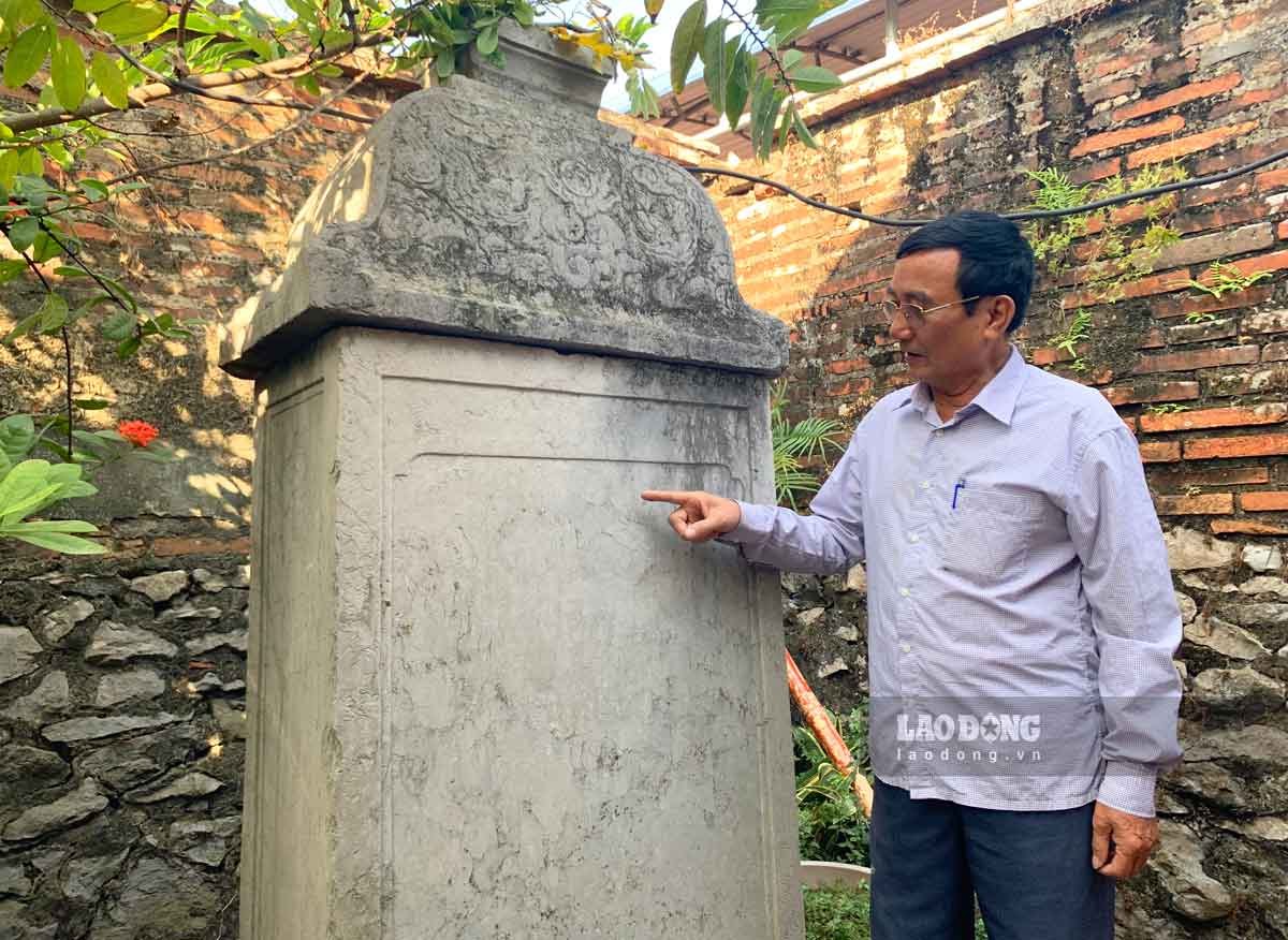 Bia da co duoc luu giu trong khuon vien den Giap Ba, ghi than the su nghiep Doan Tuong Cong. 