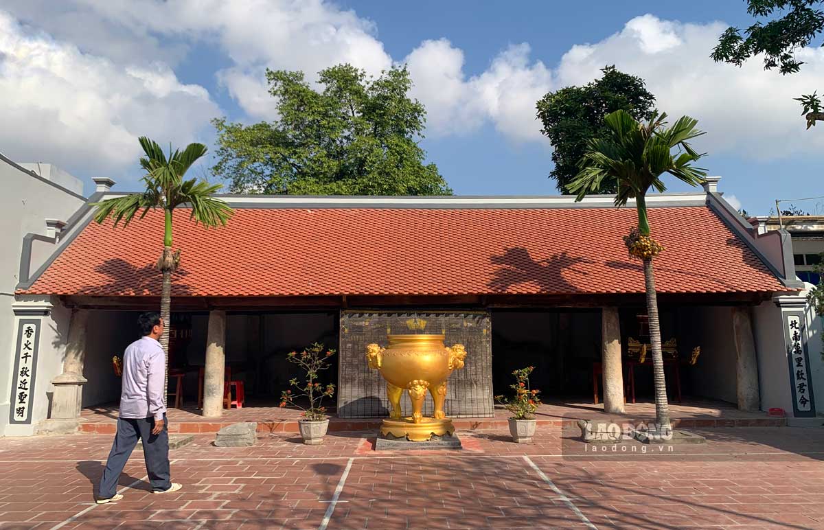 Phia Dong den Giap Ba la hai ngoi den tho Doan Quan Cong, Doan Tuong Cong. Ong Tran Van Xuan - Thu tu den Giap Ba - cho biet, trong thoi ki khang chien chong Phap, noi day gop phan cung ca nuoc chong giac, bao ve lang. Voi nhung gia tri ve van hoa, lich su, den Giap Ba da duoc xep hang di tich lich su - van hoa cap quoc gia nam 1994.