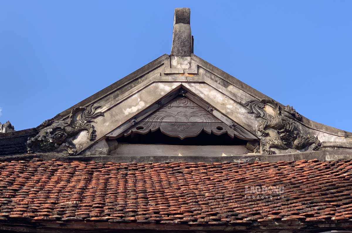 Tien duong co 5 gian mai cong, duoc dai tu vao thoi Dong Khanh nhi nien (1887); he thong dao, tau mai cong tu nhien con luu phong cach thoi Hau Le.