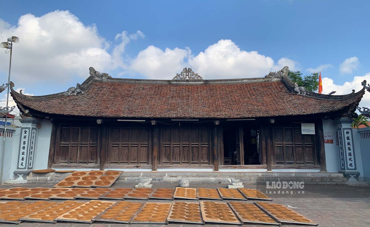 Den quay huong Nam, gom 4 toa chinh va 2 toa giai vu, xay dung theo kieu noi dinh ngoai quoc, tren nen dat cao