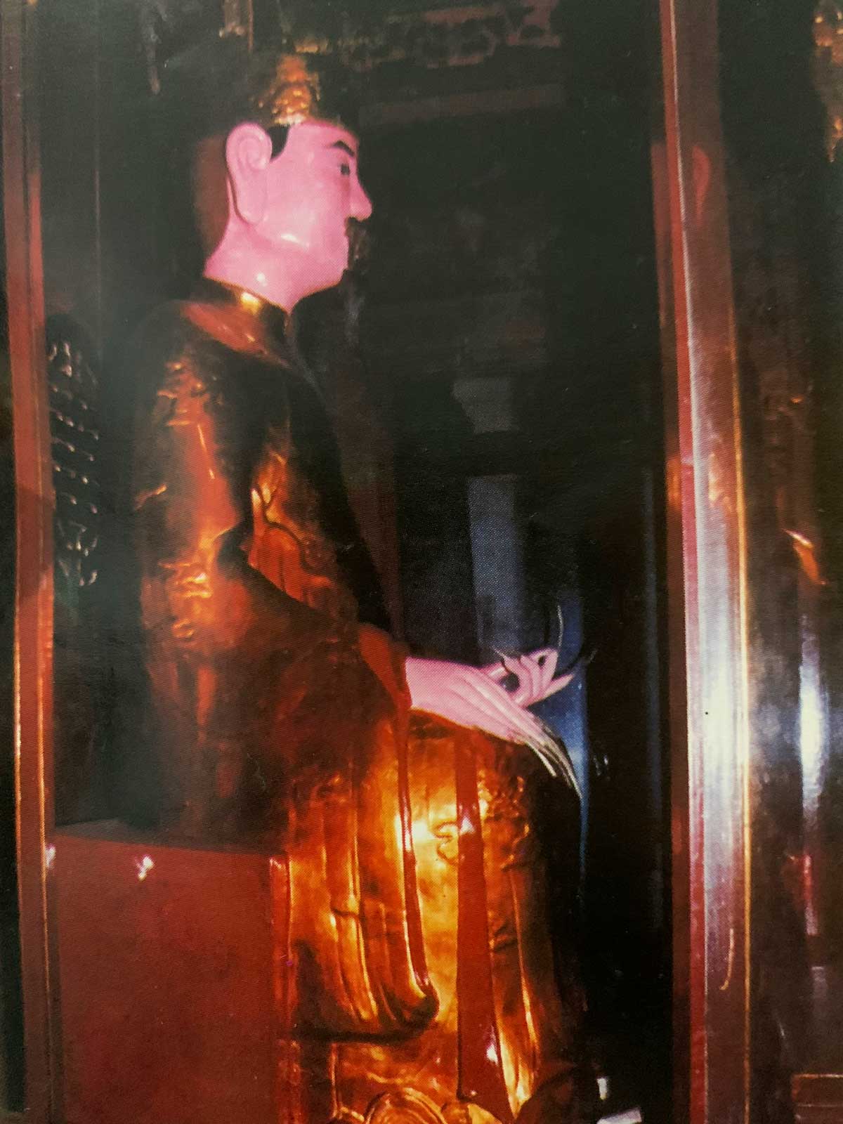 Den Giap Ba con luu giu duoc nhieu do tho quy gia. 