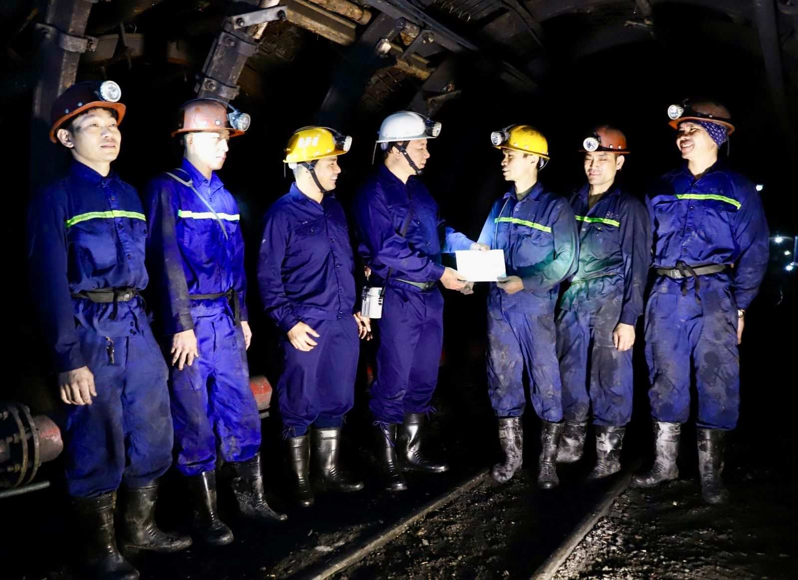 Leaders of Hon Gai Coal Company inspect production and reward units that have successfully completed the plan. Photo: TKV