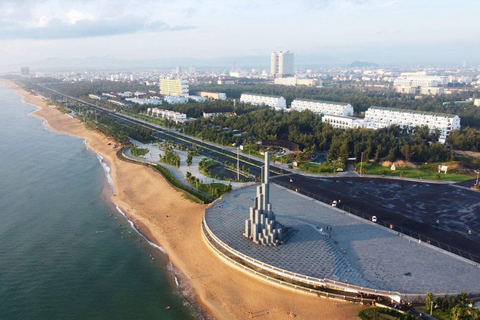 Coastal road in Tuy Hoa city (Phu Yen). Photo: Hoai Luan