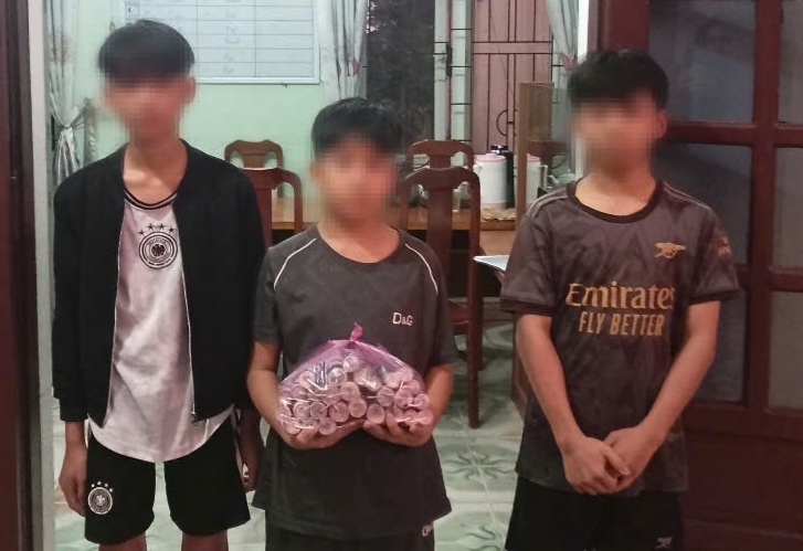 3 thiếu niên ở Quảng Bình cùng số pháo tự chế. Ảnh: Công an Quảng Bình