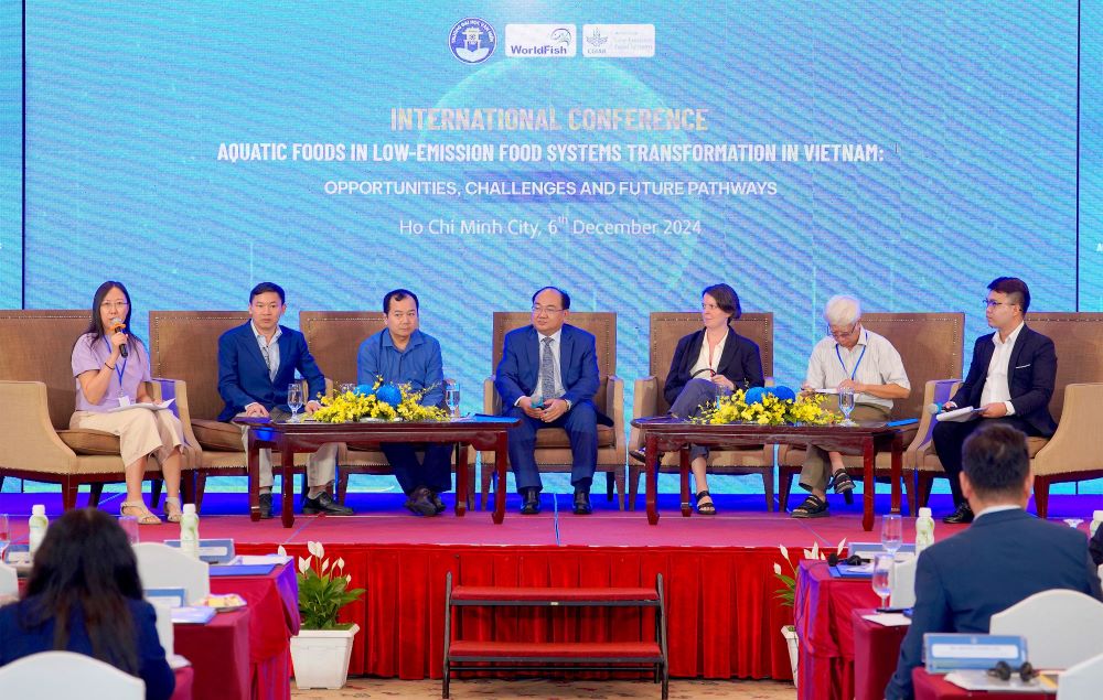 Experts discussed to propose solutions and initiatives to build a sustainable seafood industry. Photo: Truong Thao