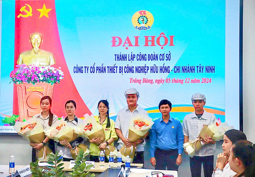 Mr. Nguyen Trong Danh - Vice Chairman of Tay Ninh Economic Zone Trade Union presented flowers to the Executive Committee of the Trade Union of Huu Hong Industrial Equipment Joint Stock Company - Tay Ninh Branch. Photo: Phuong Dung