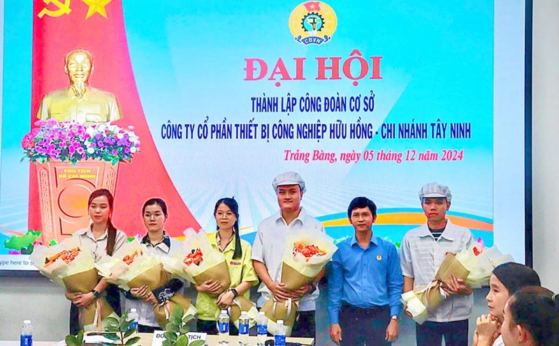 Mr. Nguyen Trong Danh - Vice Chairman of Tay Ninh Economic Zone Trade Union presented flowers to the Executive Committee of the Trade Union of Huu Hong Industrial Equipment Joint Stock Company - Tay Ninh Branch. Photo: Phuong Dung