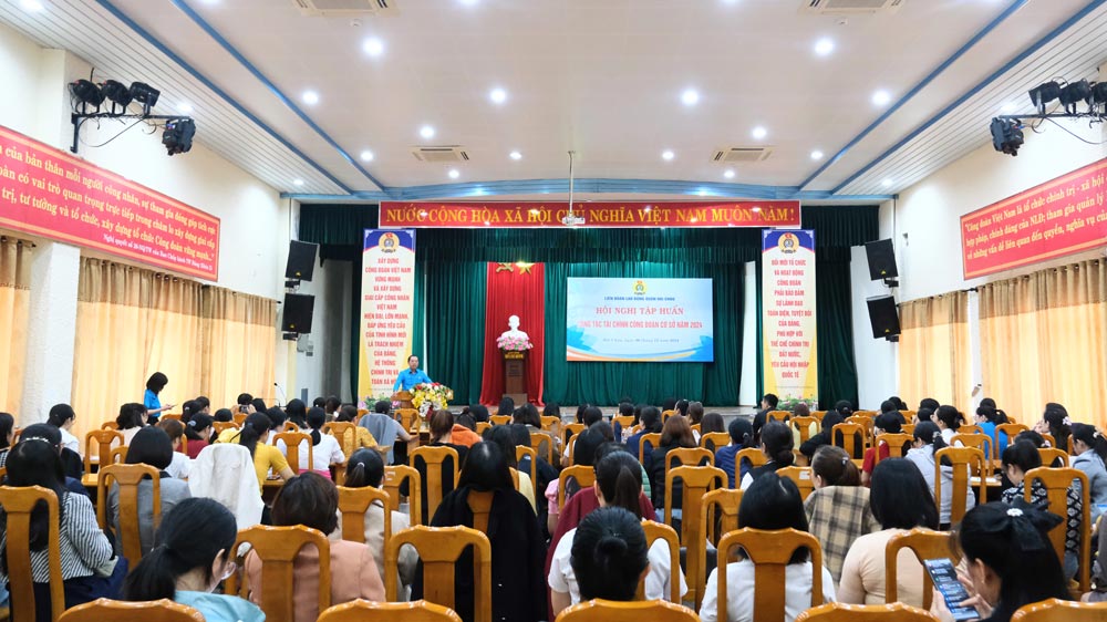 The Labor Federation of Hai Chau District, Da Nang trained more than 200 grassroots union officials on union finance. Photo: Tra Van
