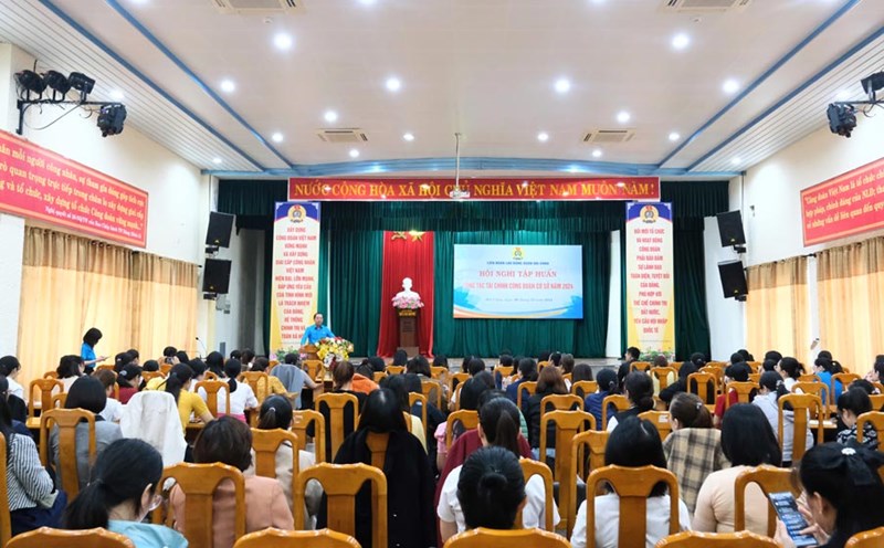 The Labor Federation of Hai Chau District, Da Nang trained more than 200 grassroots union officials on union finance. Photo: Tra Van