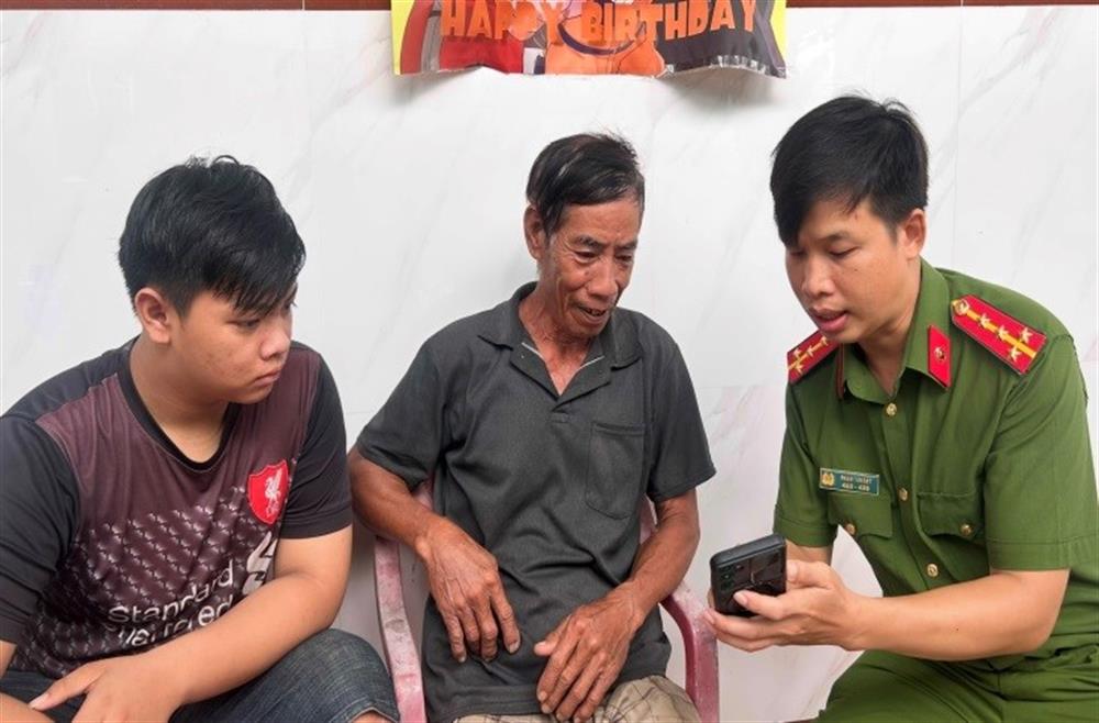 Police officers of Dai An commune (Tra Cu district, Tra Vinh province) instruct people on how to use the VNeID application. Photo: Ministry of Public Security